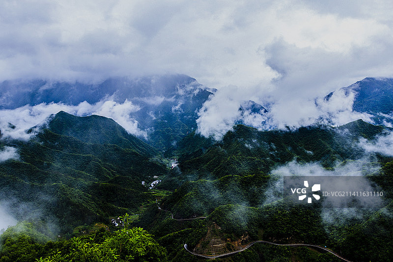 云雾缭绕的城口大巴山图片素材