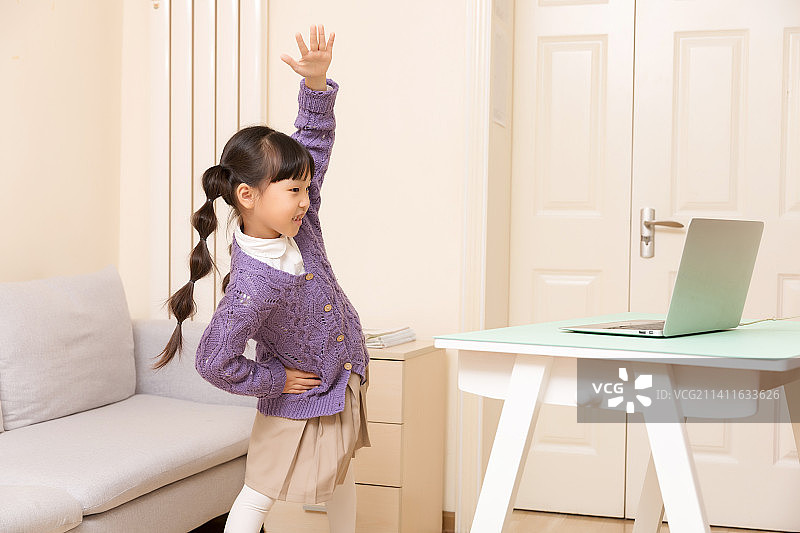 小学生居家在线网课上体育课做运动健身图片素材