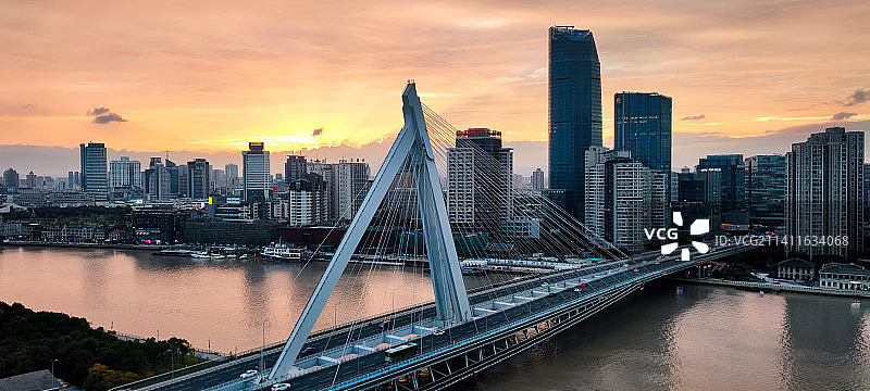 霞光里的宁波老外滩外滩大桥图片素材