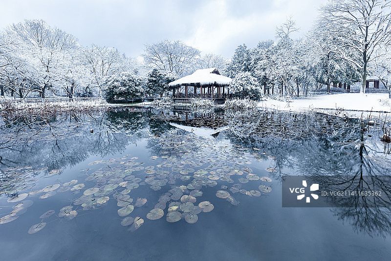 西湖雪——芳桂亭图片素材