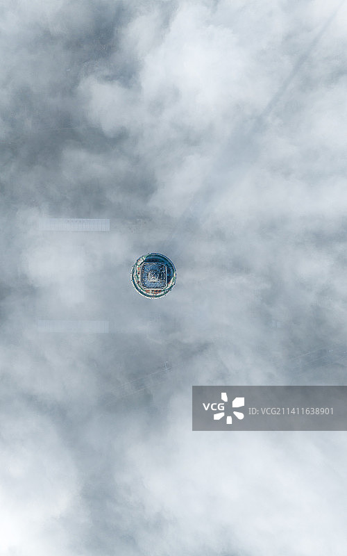 高视角云层之上的铁塔图片素材