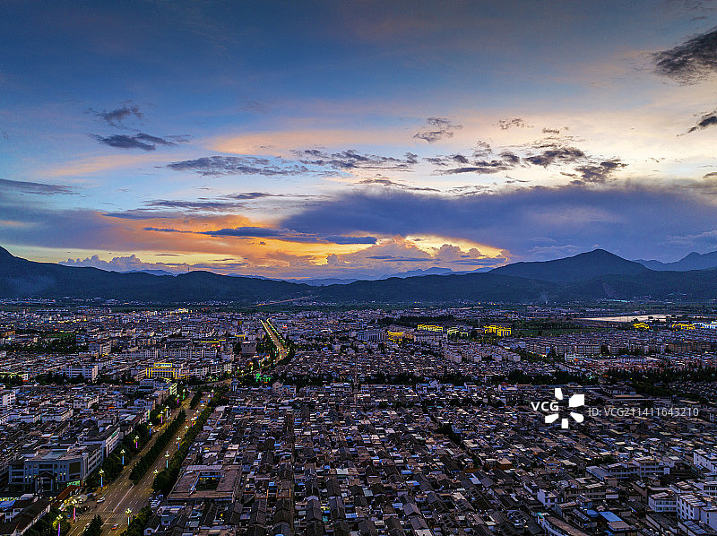 丽江玉龙雪山下的傍晚图片素材