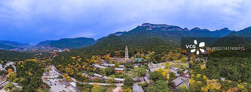 山东济南灵岩寺全景航拍秋色图片素材