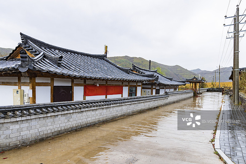 中国朝鲜族百年部落雨天景观图片素材