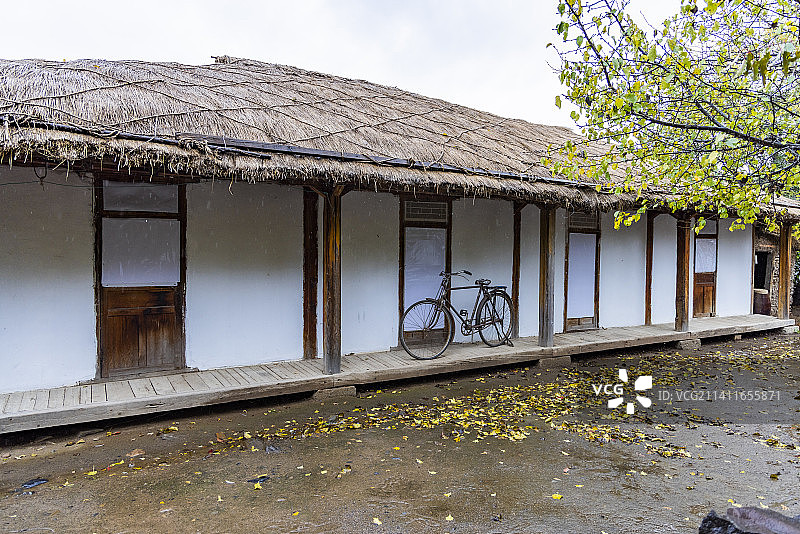 中国朝鲜族百年部落雨天景观图片素材