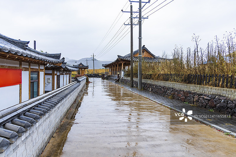 中国朝鲜族百年部落雨天景观图片素材
