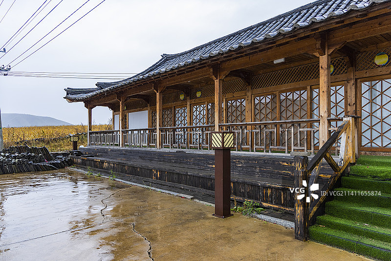 中国朝鲜族百年部落雨天景观图片素材