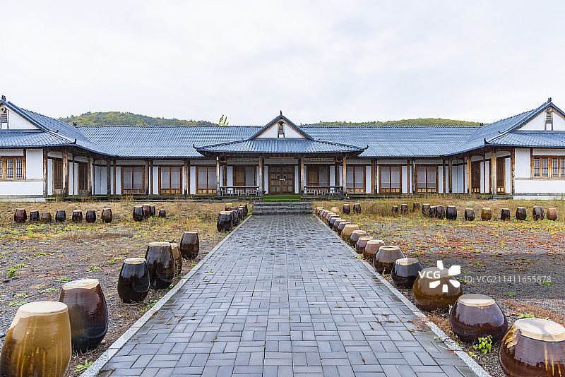 中国朝鲜族百年部落雨天景观图片素材