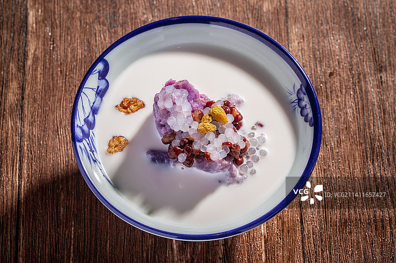 一碗椰子汁西米露图片素材