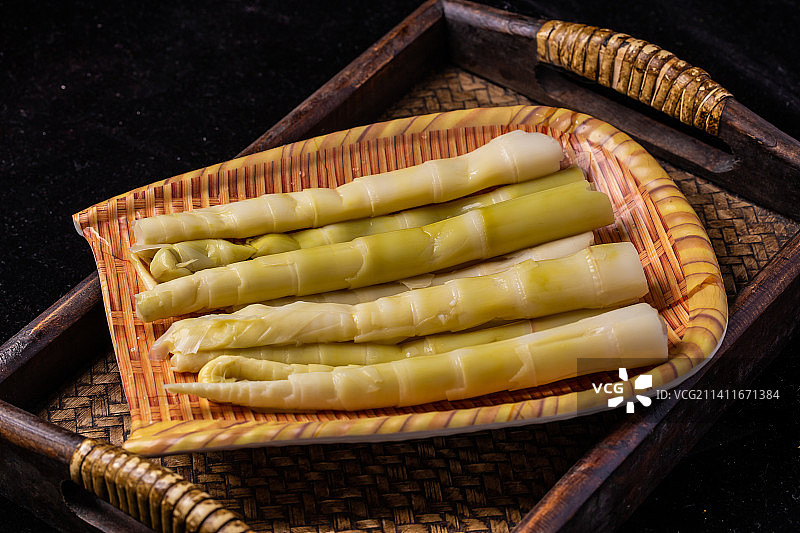 簸箕里新鲜的笋子图片素材