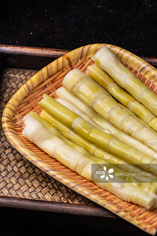 簸箕里新鲜的笋子图片素材
