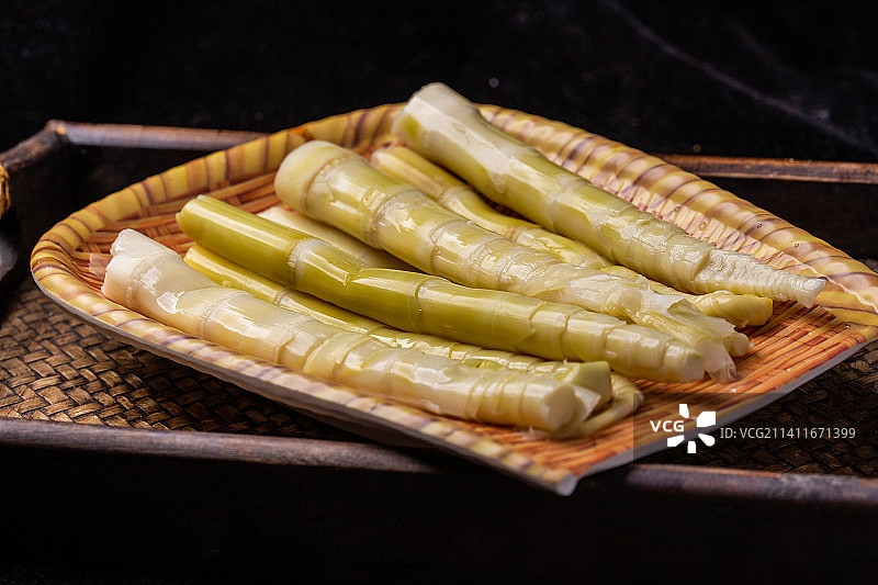 簸箕里新鲜的笋子图片素材
