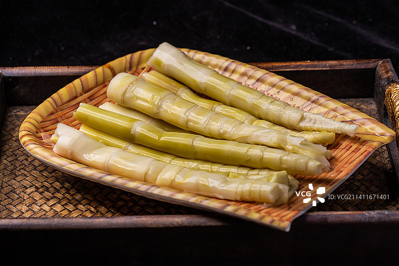 簸箕里新鲜的笋子图片素材