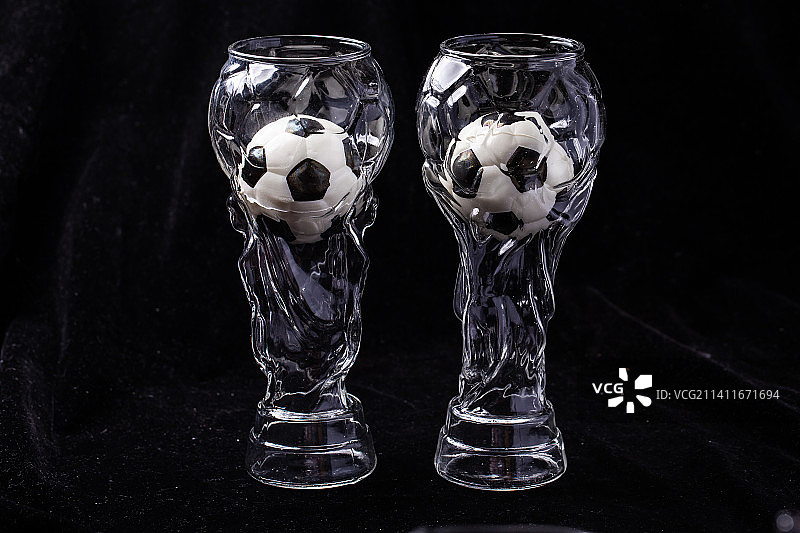 黑色背景大力神杯啤酒杯和黑白足球图片素材