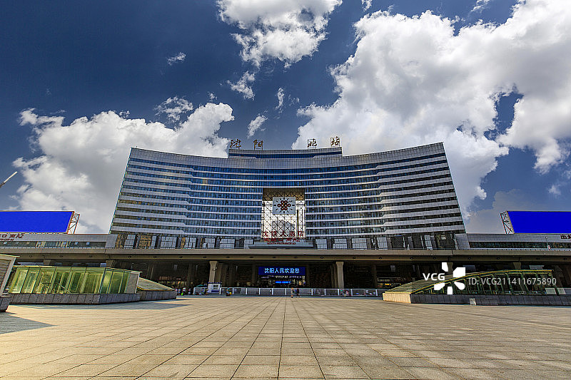 蓝天白云下的辽宁省沈阳北站图片素材
