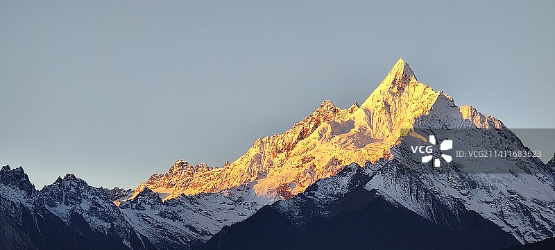 日照金山-梅里雪山图片素材
