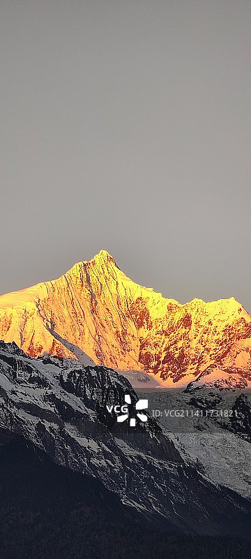 日照金山-梅里雪山图片素材