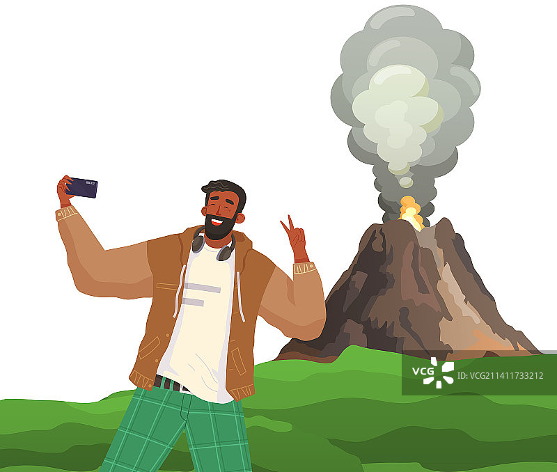 在火山上用手机自拍的男人图片素材