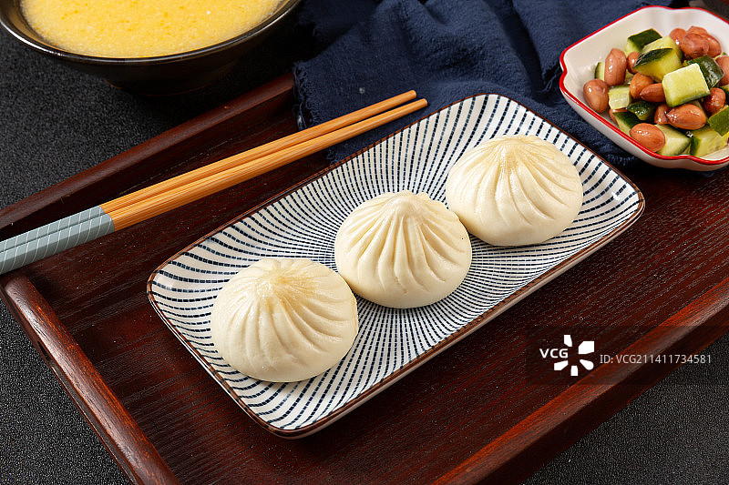 盘子里的天津传统早餐美食小吃：狗不理包子图片素材