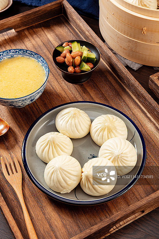 盘子里的天津传统早餐美食小吃：狗不理包子图片素材