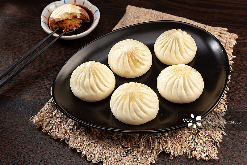 盘子里的天津传统早餐美食小吃：狗不理包子图片素材