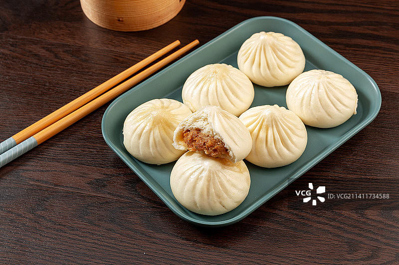 盘子里的天津传统早餐美食小吃：狗不理包子图片素材