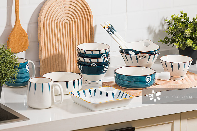 餐厅餐桌上的日式餐具套装盘子碗图片素材