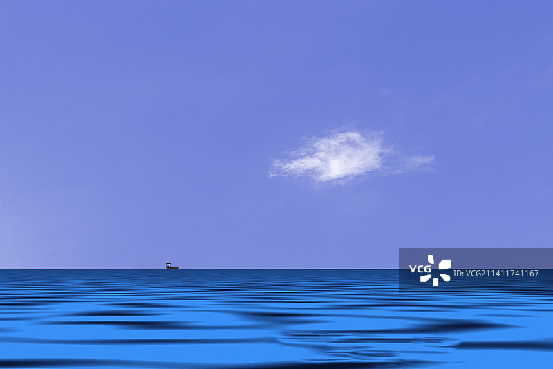 海面上的云团与孤独的渔船图片素材