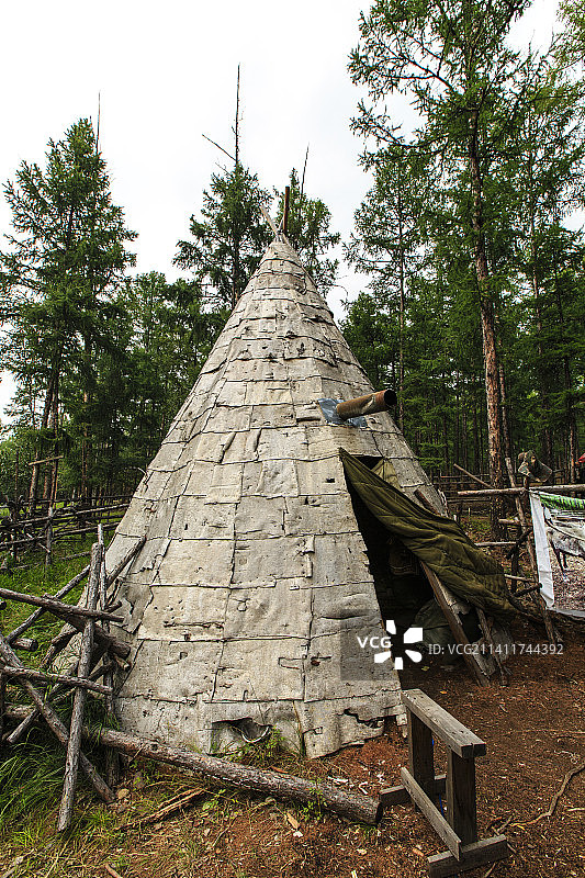 内蒙古自治区呼伦贝尔市莫尔道嘎国家森林公园：撮罗子（是鄂伦春、鄂温克、赫哲等族一种圆锥形“房子”）图片素材