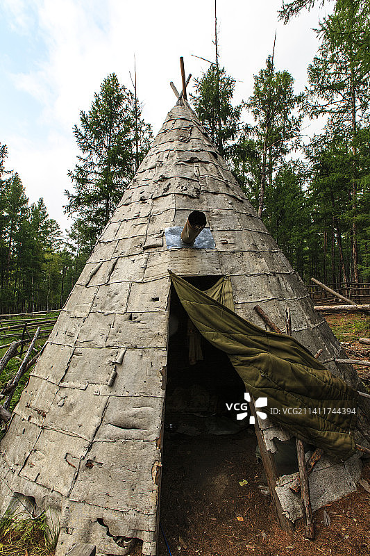 内蒙古自治区呼伦贝尔市莫尔道嘎国家森林公园：撮罗子（是鄂伦春、鄂温克、赫哲等族一种圆锥形“房子”）图片素材