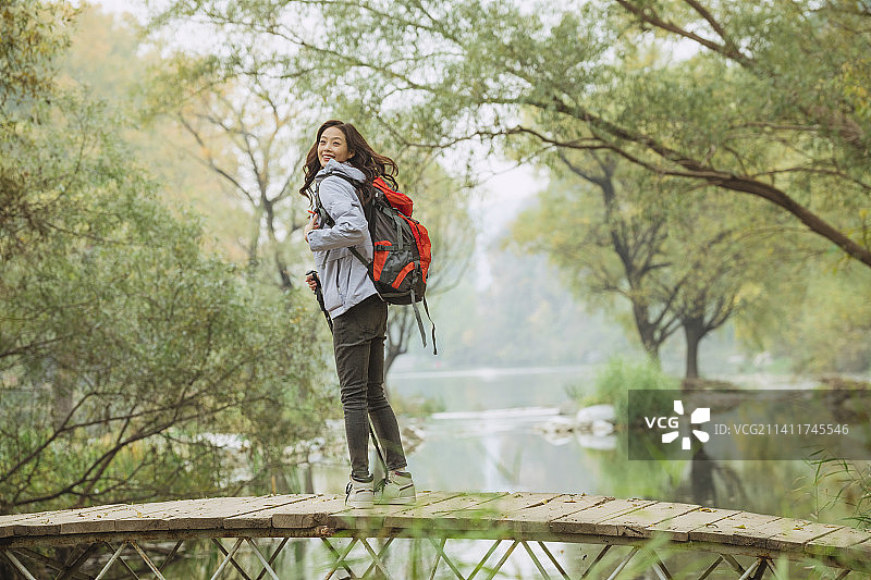青年女人徒步旅行图片素材