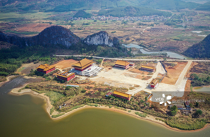 航拍广西合山市水上佛寺灵岩寺，金殿宝阁在阳光下熠熠生辉。图片素材