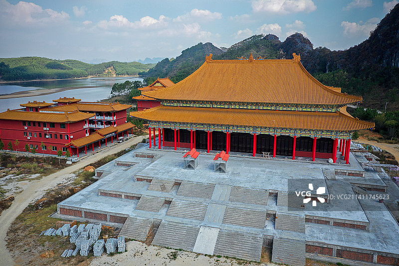 航拍广西合山市水上佛寺灵岩寺，金殿宝阁在阳光下熠熠生辉。图片素材