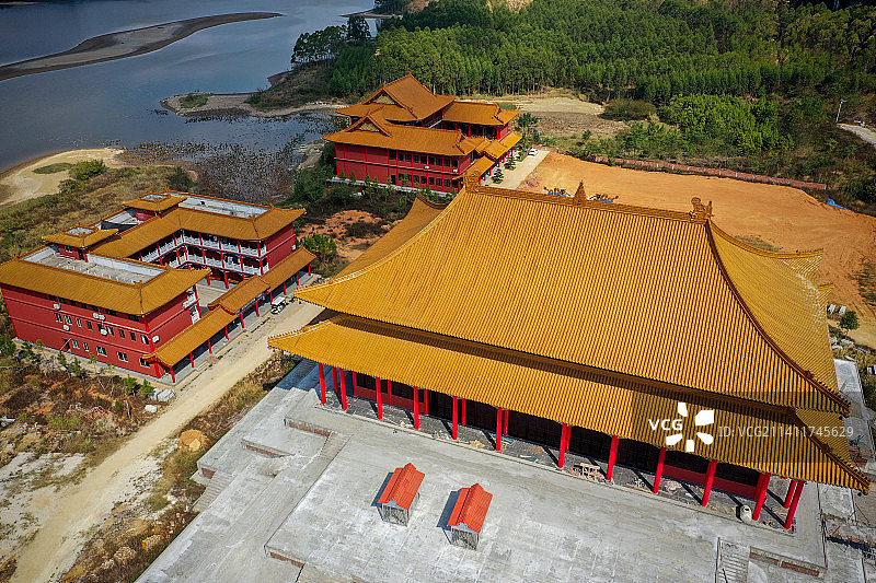 航拍广西合山市水上佛寺灵岩寺，金殿宝阁在阳光下熠熠生辉。图片素材