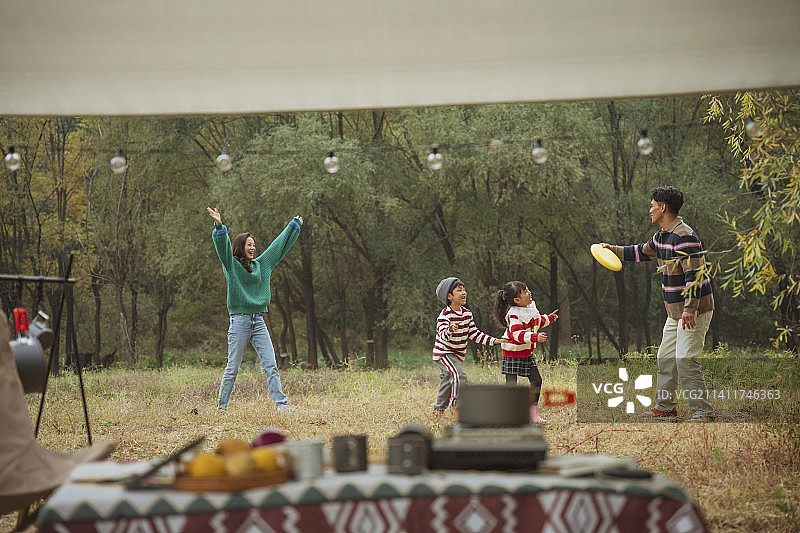 一家四口在户外露营图片素材