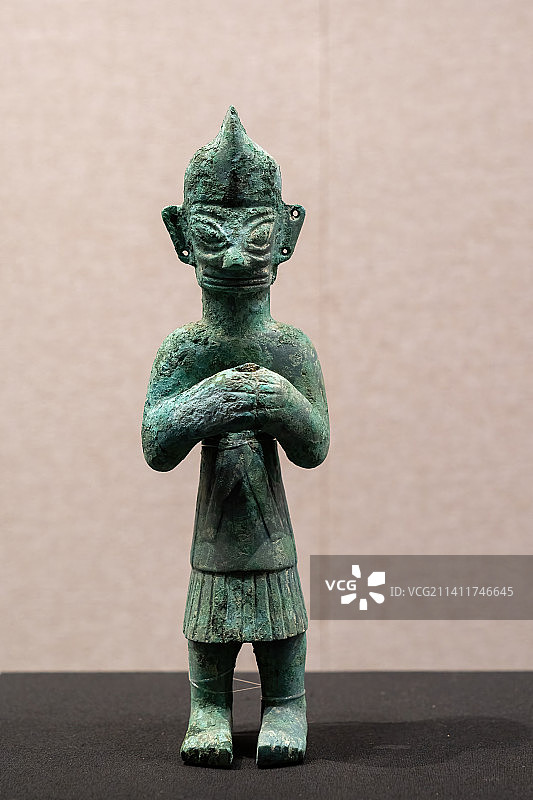 青铜小立人，商，2021年四川广汉三星堆遗址出土图片素材