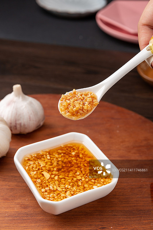 汕头风味的火锅配料：蒜头油图片素材