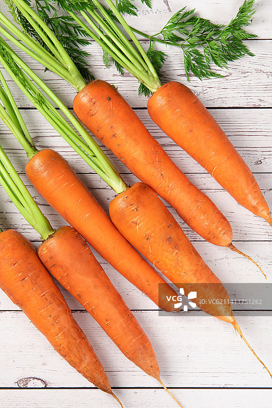 白色木板上的新鲜胡萝卜图片素材
