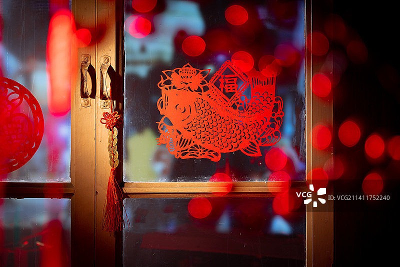过年窗户上贴着喜庆的剪纸窗花图片素材