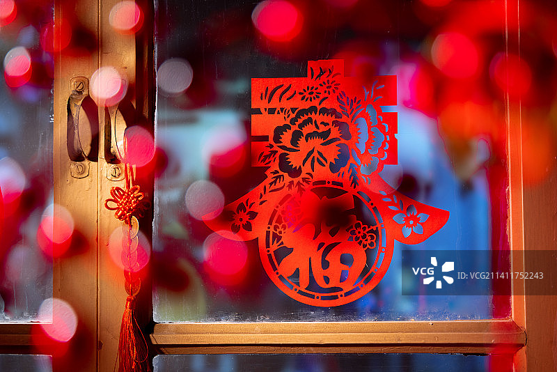 过年窗户上贴着喜庆的剪纸窗花图片素材