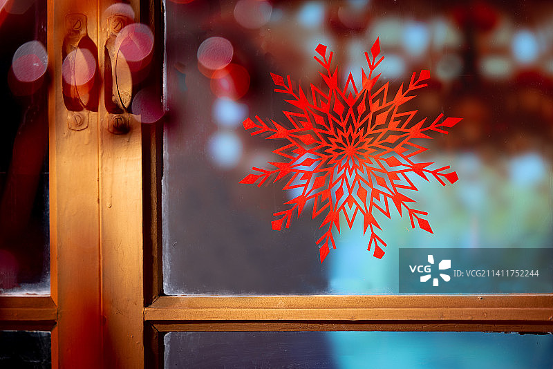 过年窗户上贴着喜庆的剪纸窗花图片素材