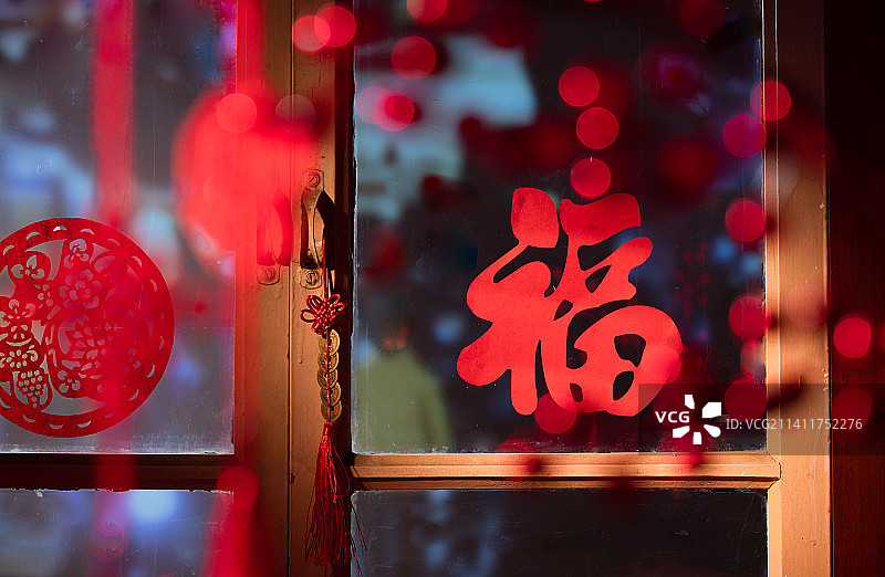 春节过年窗户上贴着喜庆的福字剪纸窗花图片素材
