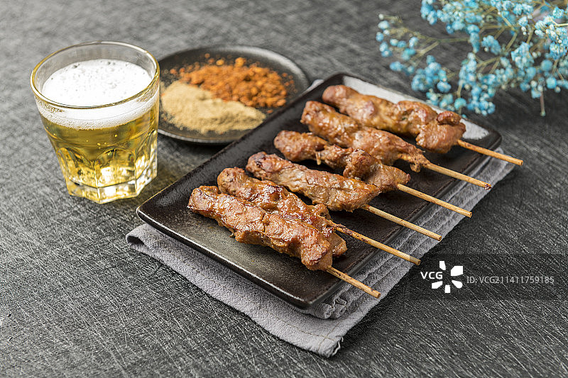 一盘烤羊肉串摆放在桌面上特写图片素材