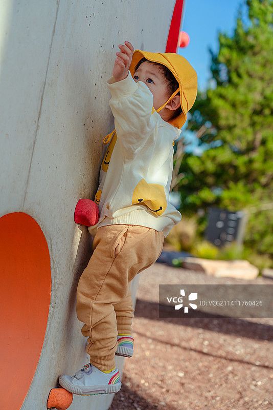 勇敢的幼儿攀岩者图片素材