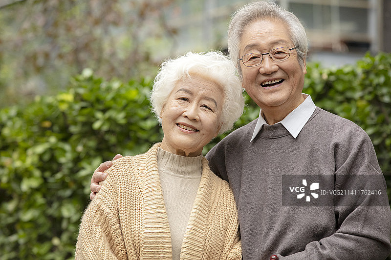 亲密温馨的老年夫妇特写图片素材