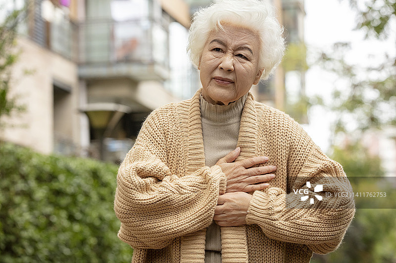 胸部疼痛的老年女士图片素材