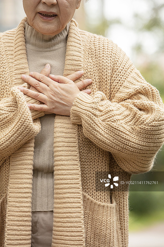 胸部疼痛的老年女士特写图片素材