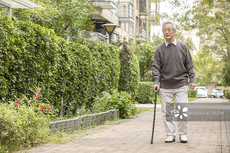 拄着拐杖的老年男士图片素材