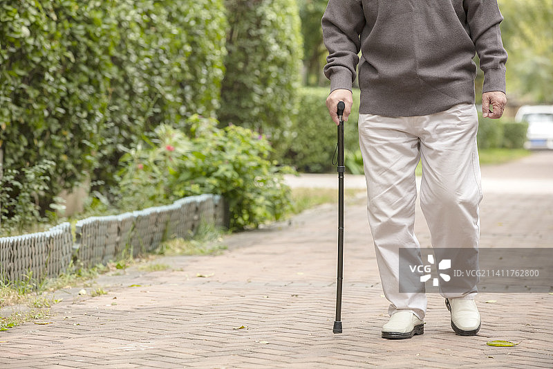 拄着拐杖的老年男士特写图片素材