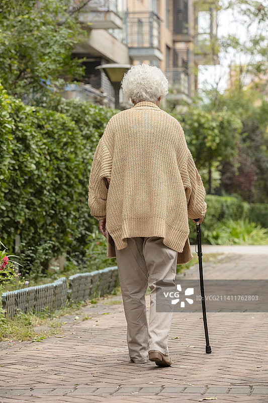 拄着拐杖的老年女士图片素材
